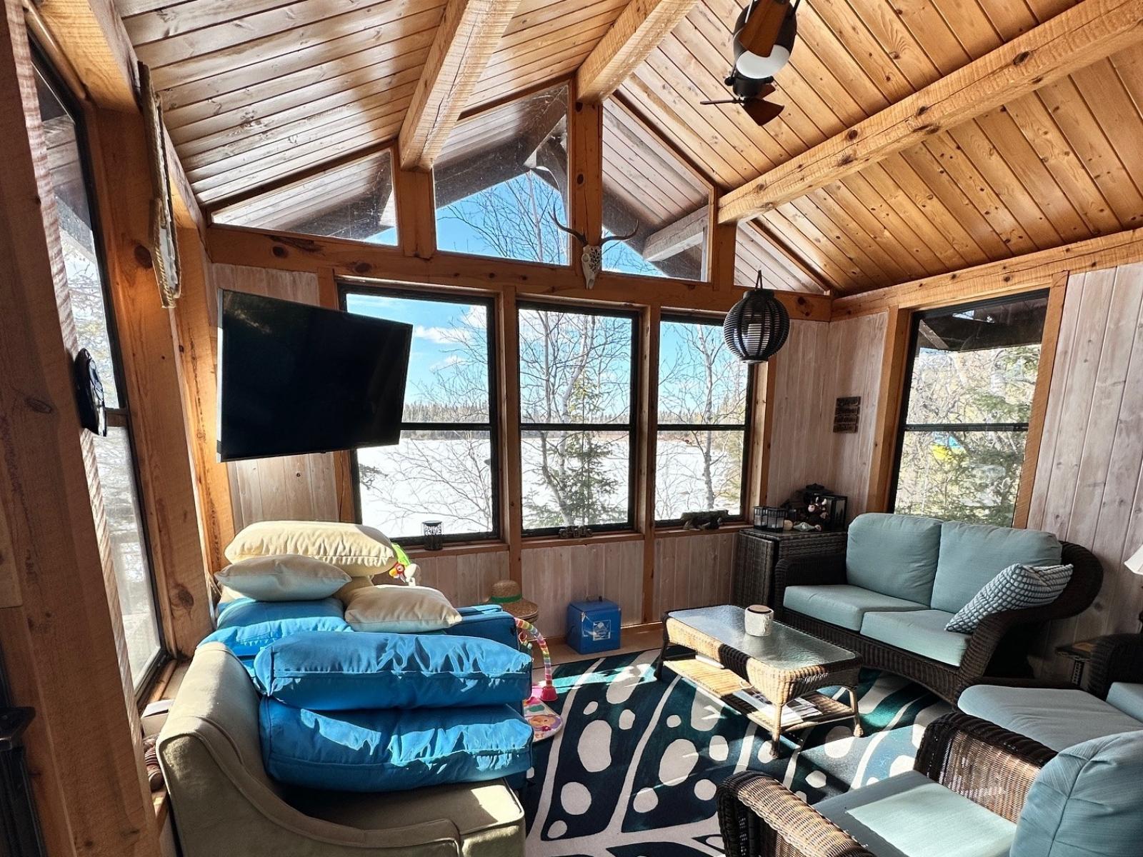 Caddy Lake Lakefront 4 Season Cottage - Sunroom 3