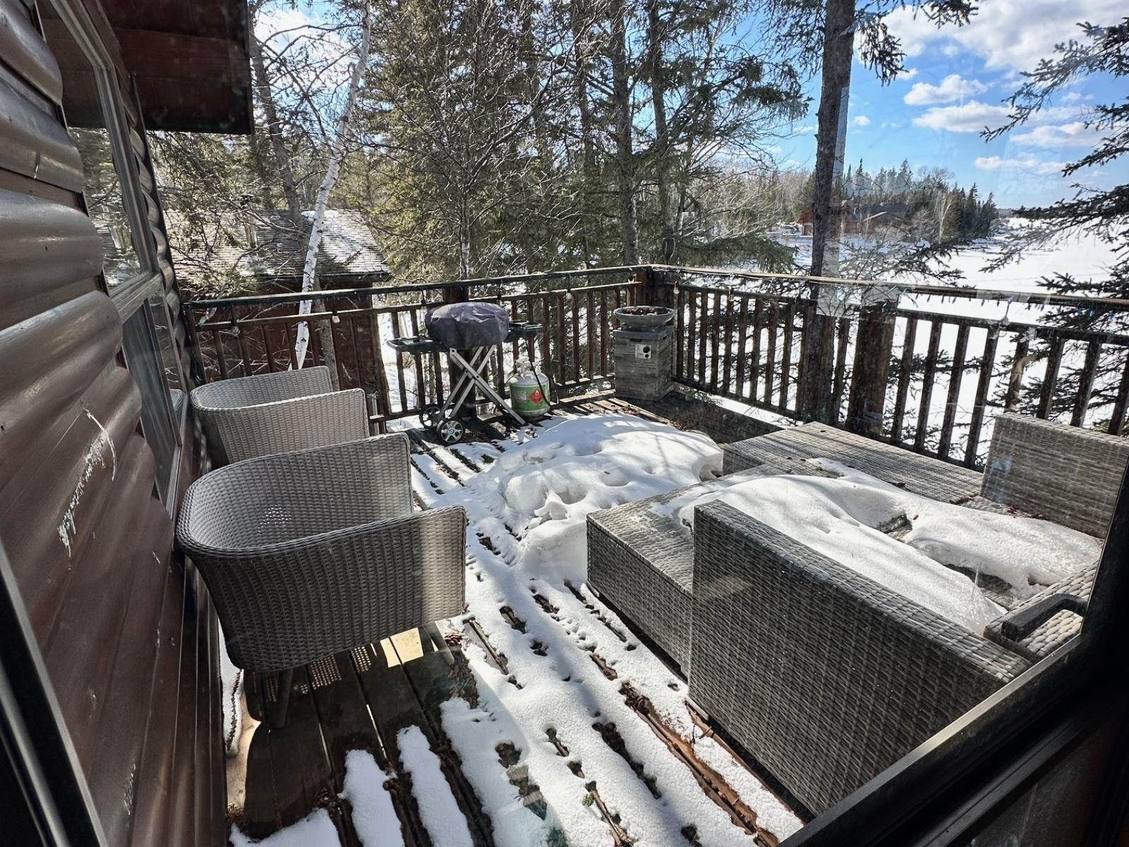 Caddy Lake Lakefront 4 Season Cottage - Waterfront Deck