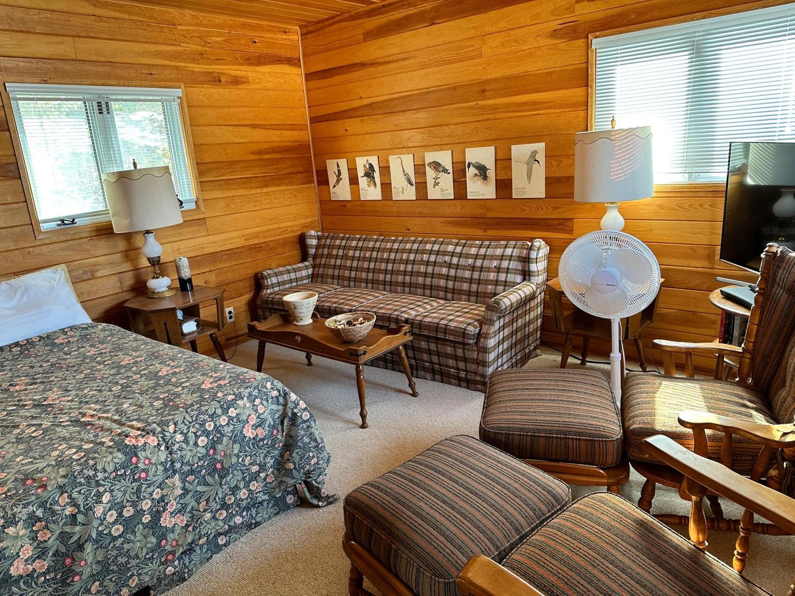 West Hawk Lake - Howe Bay Boat House Bedroom