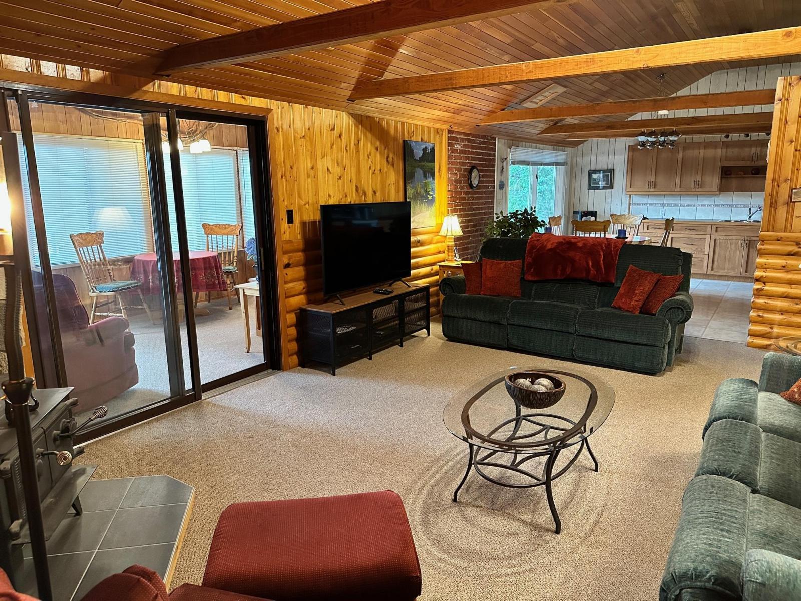 Caddy Lake - Lakefront Cottage for Sale