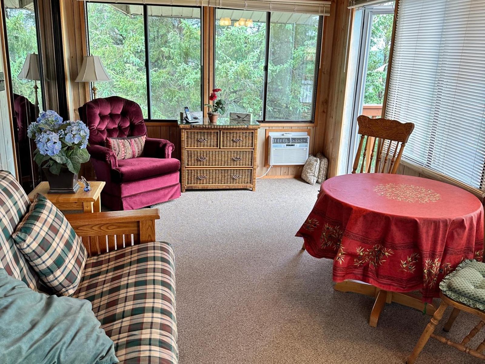 Caddy Lake - Lakefront Cottage for Sale