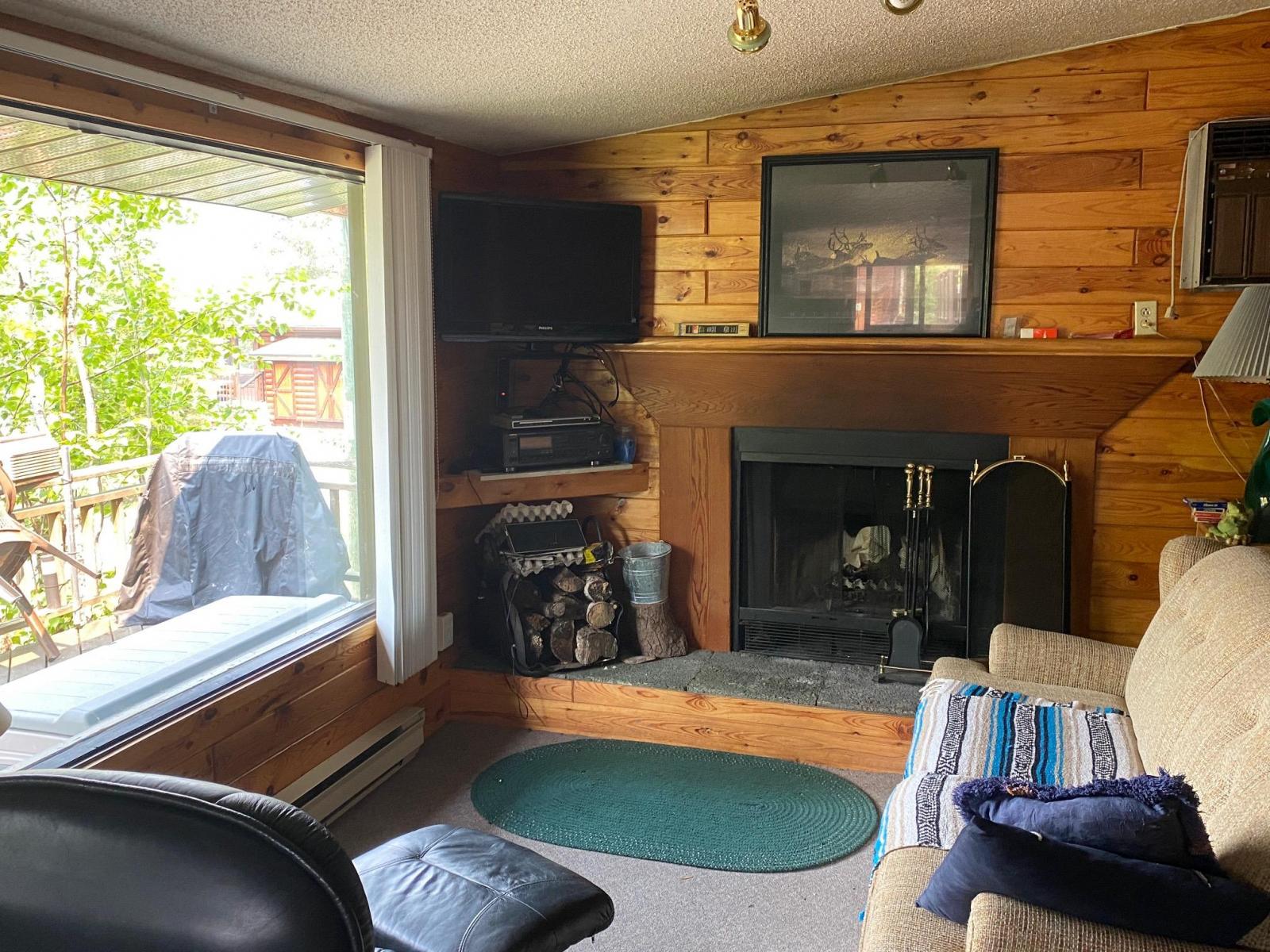 Living room - Green Bay Resort Cabin 10
