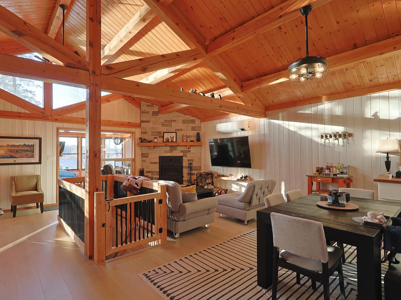 Caddy Lake Lakefront 4 Season Cottage - Open Concept Kitchen and Family Room