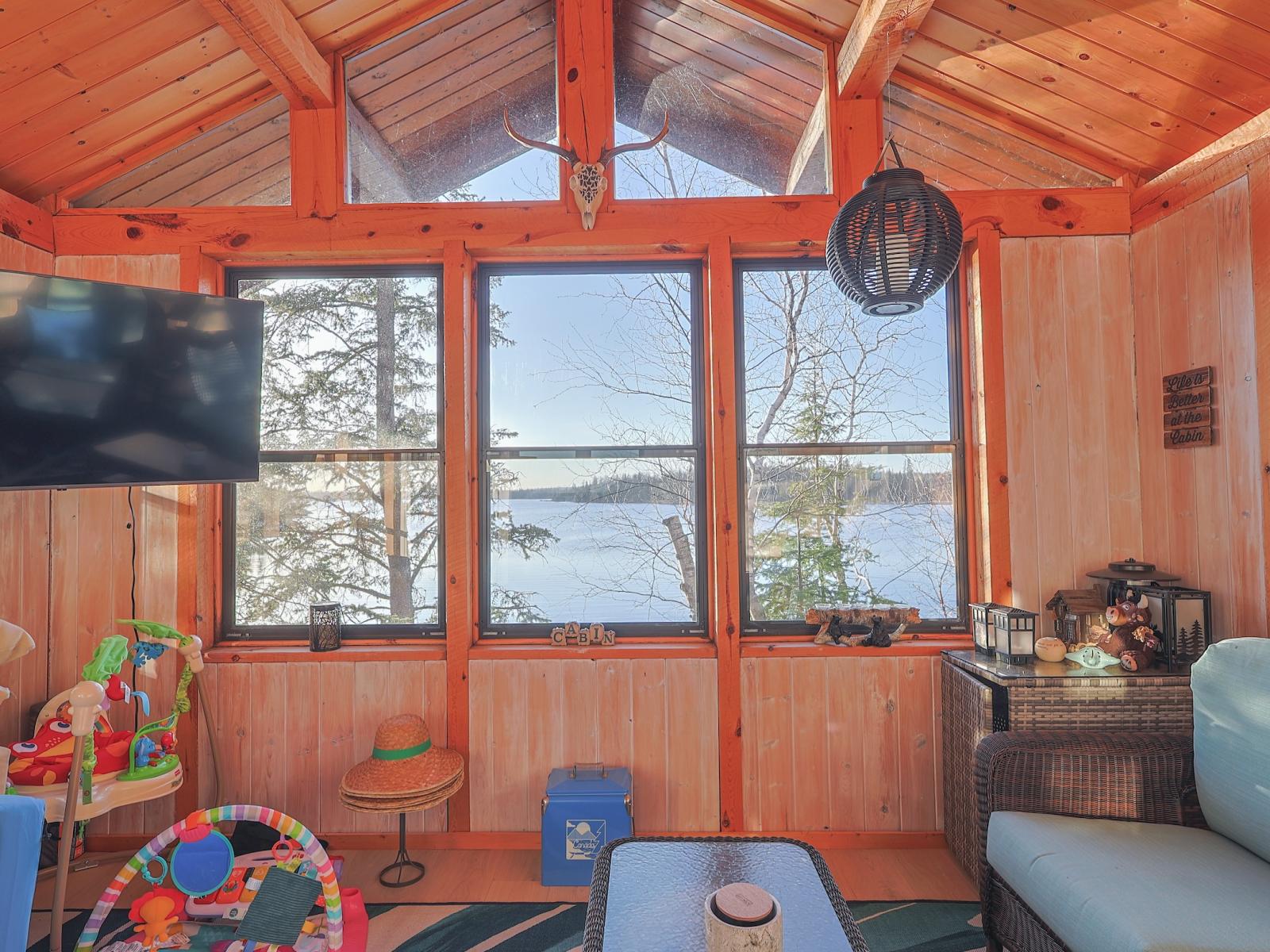 Caddy Lake Lakefront 4 Season Cottage - Lake View Sunroom