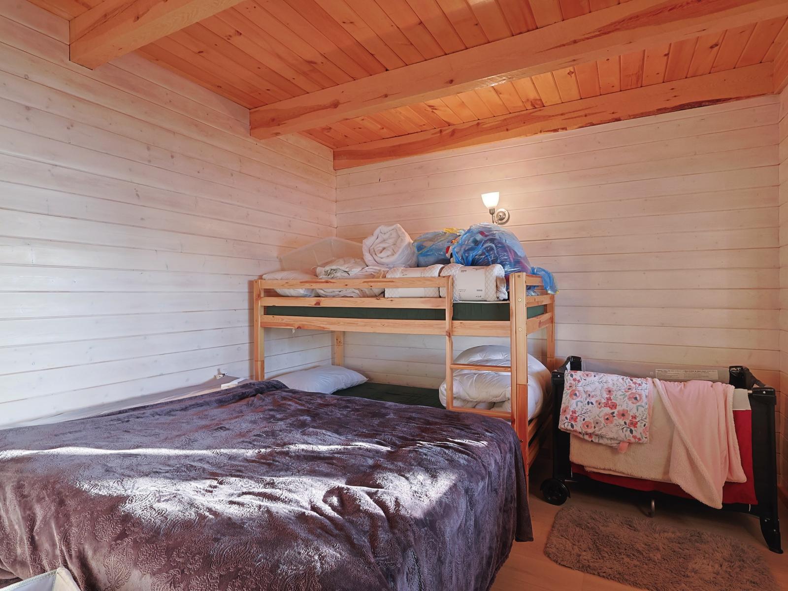 Caddy Lake Lakefront 4 Season Cottage - Bedroom 1