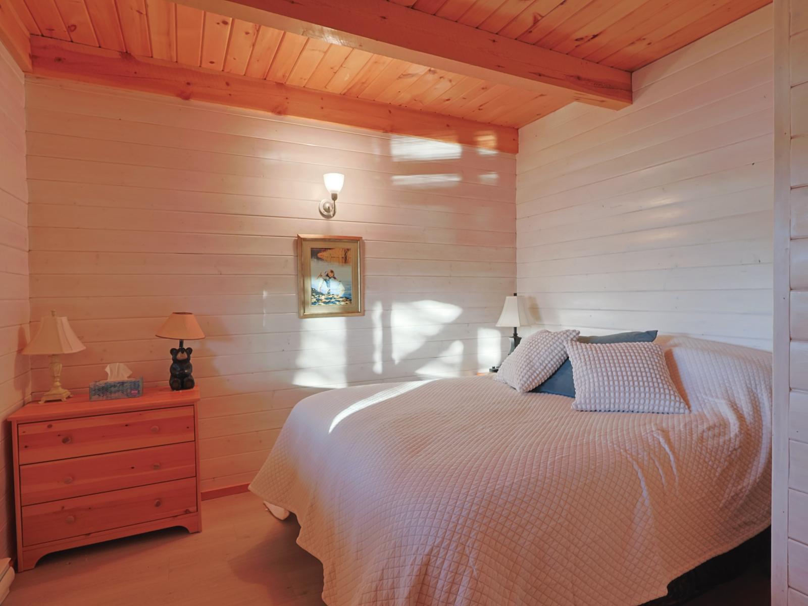 Caddy Lake Lakefront 4 Season Cottage - Bedroom 2