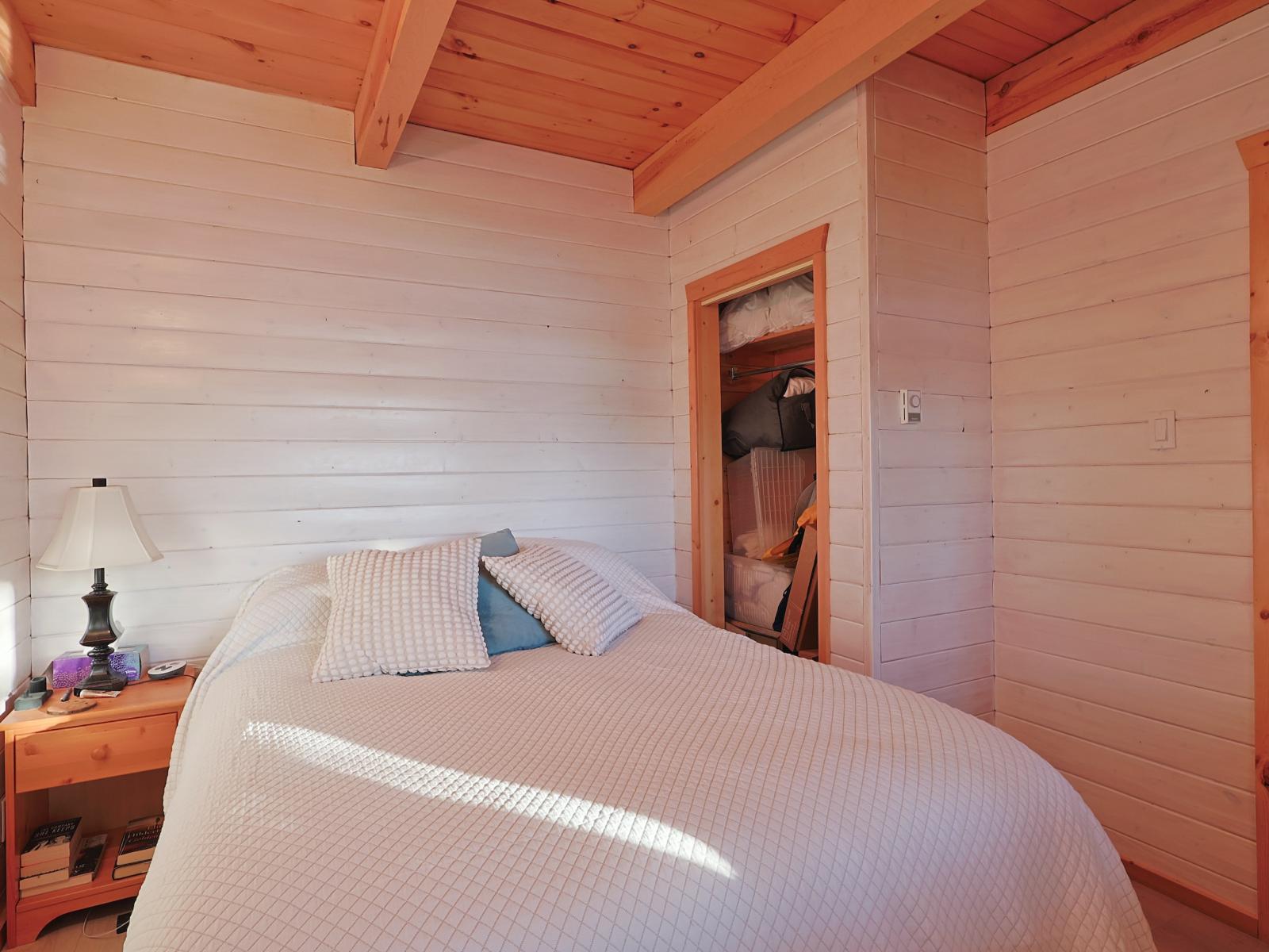 Caddy Lake Lakefront 4 Season Cottage - Bedroom 2