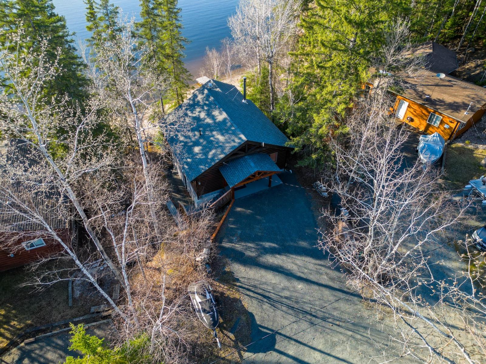 Caddy Lake Lakefront 4 Season Cottage - Driveway