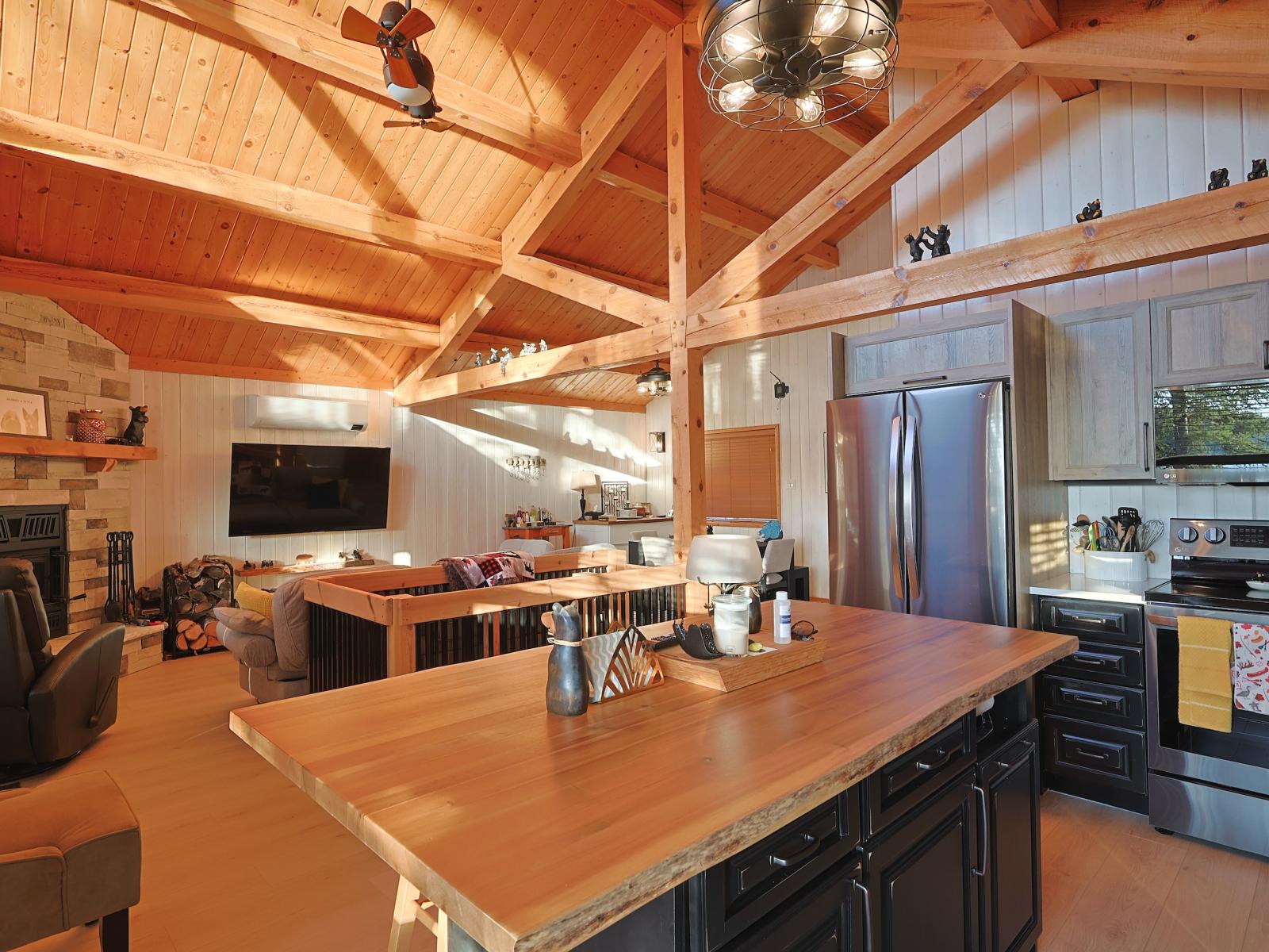 Caddy Lake Lakefront 4 Season Cottage - Kitchen