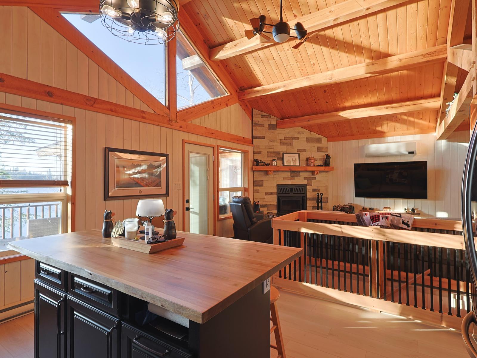 Caddy Lake Lakefront 4 Season Cottage - Kitchen