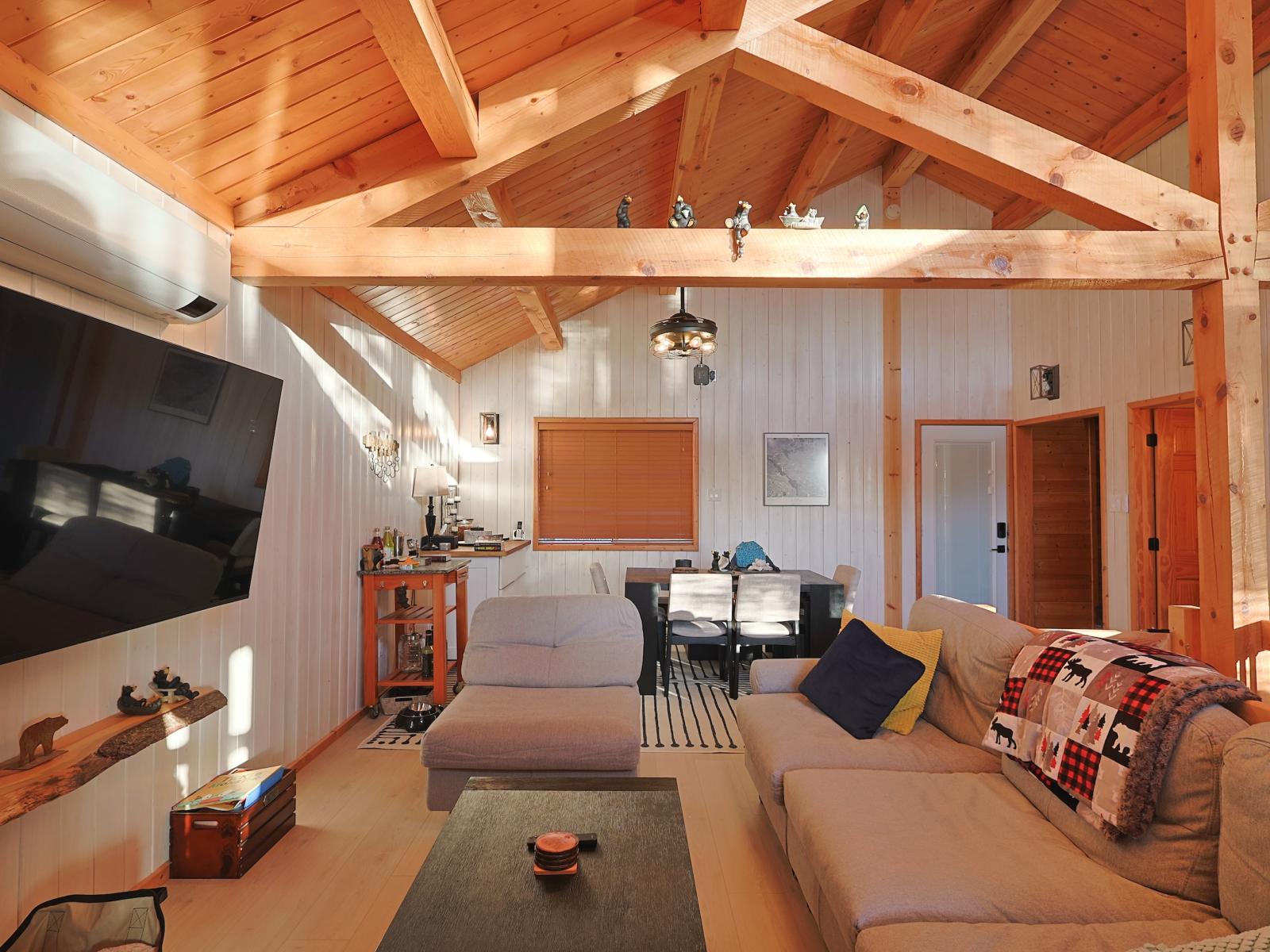 Caddy Lake Lakefront 4 Season Cottage - Living Room