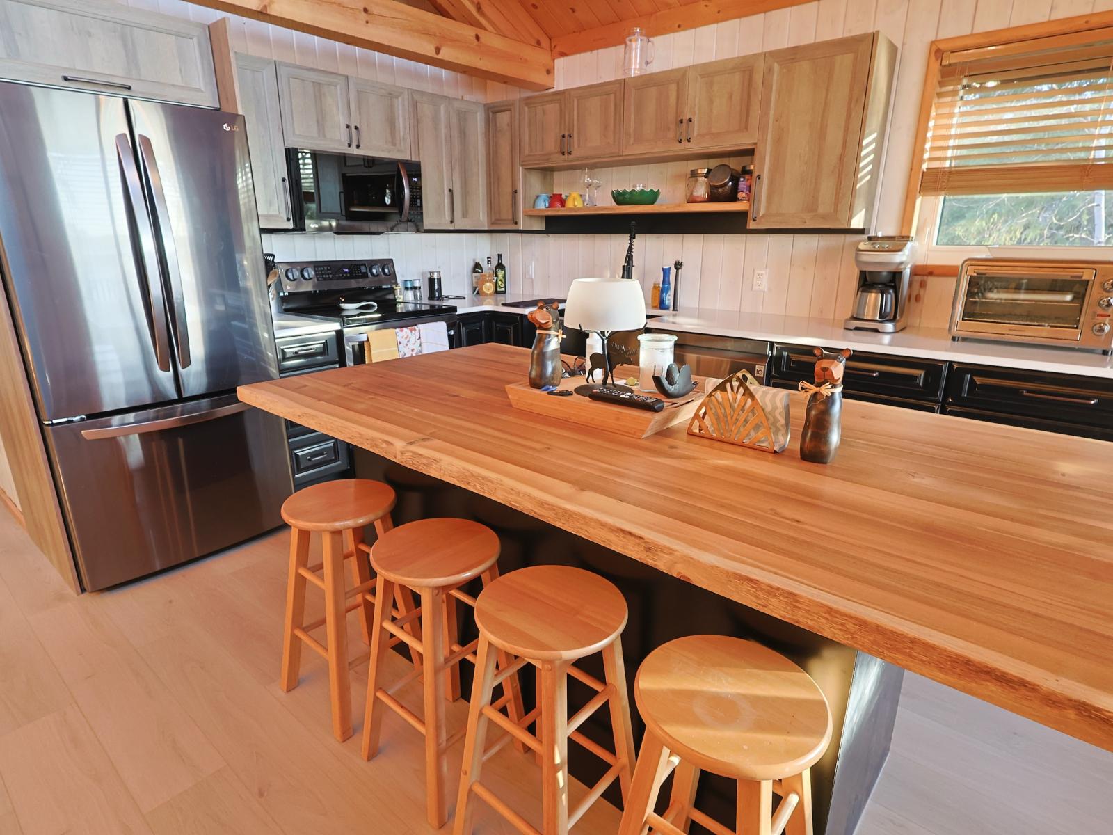 Caddy Lake Lakefront 4 Season Cottage - Kitchen