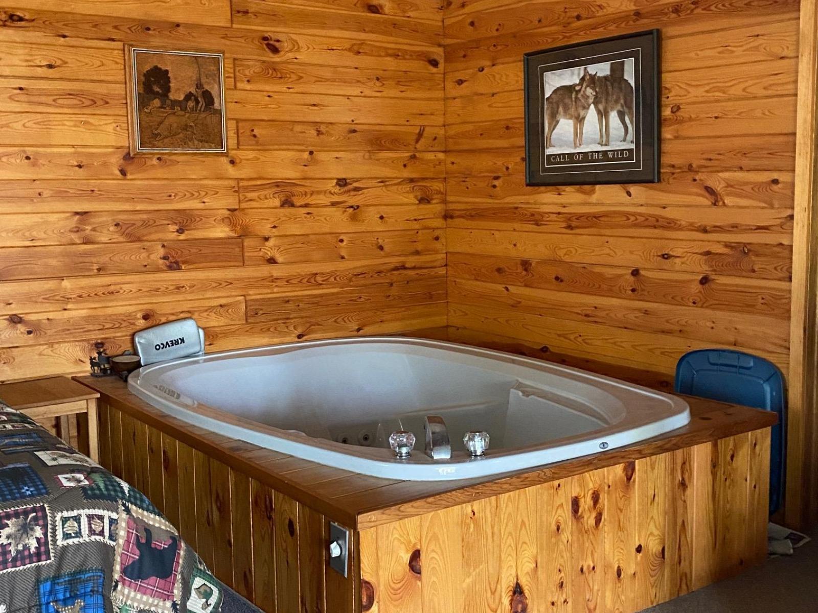 Hot Tub - Green Bay Resort Cabin 10