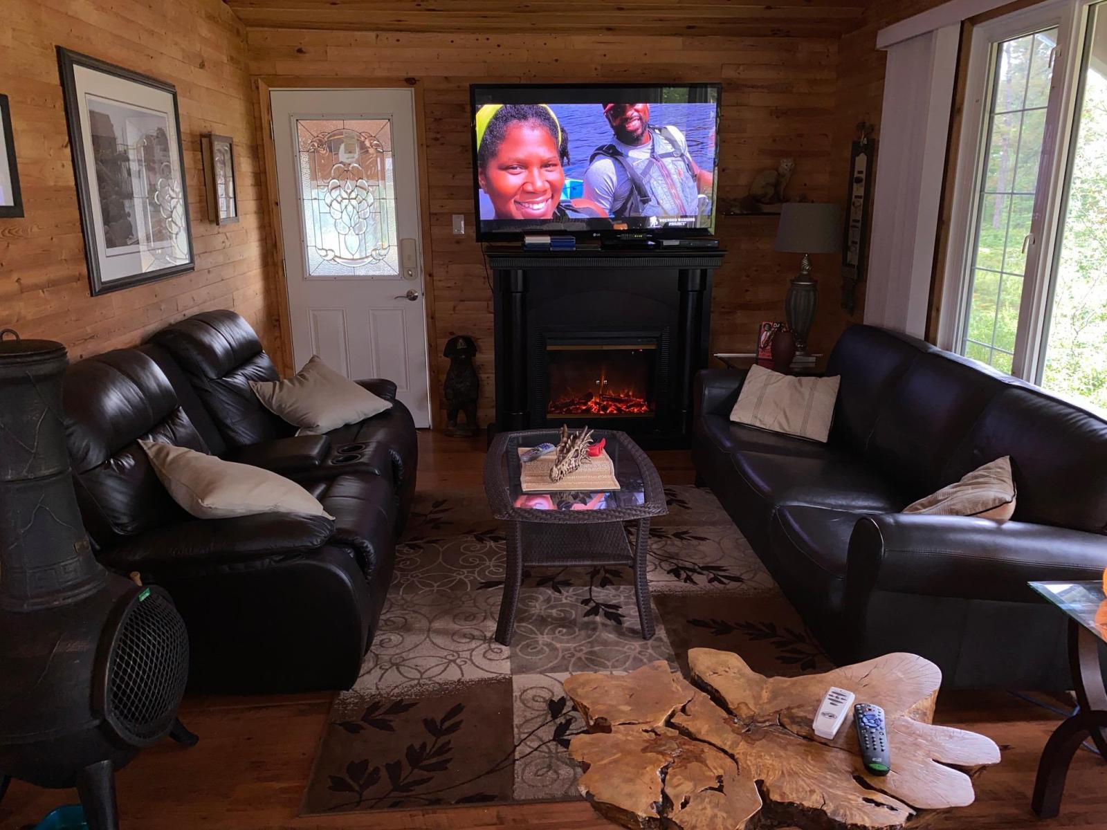Living Room Brereton Lake Back Lot for Sale